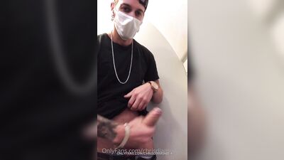 Chris Diamond Jerks Off In The Plane Toilet