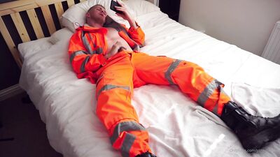 Piggy Builder - gay porn video (18)