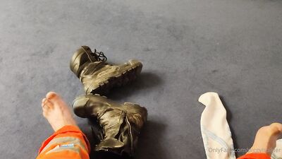 Piggy Builder - gay porn video (7)