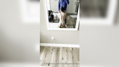 TheStepBrothers - Lil bro blows Big bro in a phone-mirror shot - 27 secs - free gay porn