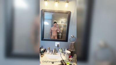 TheStepBrothers - Big bro poses in mirror while Lil bro showers then blows him a bit - 34 secs - free gay porn