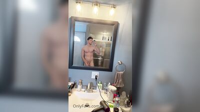 TheStepBrothers - Big bro poses in mirror while Lil bro showers then blows him a bit - 34 secs - free gay porn