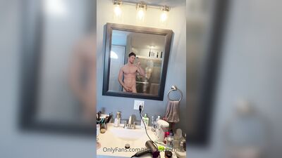 TheStepBrothers - Big bro poses in mirror while Lil bro showers then blows him a bit - 34 secs - free gay porn