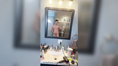TheStepBrothers - Big bro poses in mirror while Lil bro showers then blows him a bit - 34 secs - free gay porn