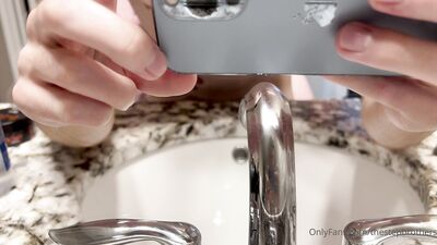 TheStepBrothers - Mirror shot of Big bro fucking Lil bro in the bathroom - 38 secs - free gay porn