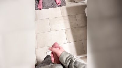 TheStepBrothers - Lil bro wanks as Big bro dries after shower - 15 secs - free gay porn