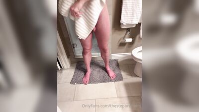 TheStepBrothers - Lil bro wanks as Big bro dries after shower - 15 secs - free gay porn