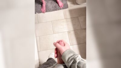 TheStepBrothers - Lil bro wanks as Big bro dries after shower - 15 secs - free gay porn