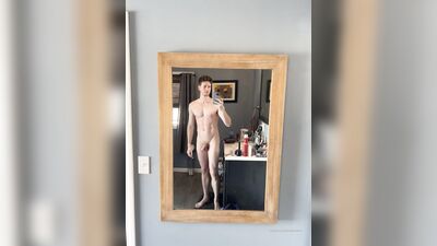 TheStepBrothers - Lil bro and Big bro kiss in a phone-mirror shot - 26 secs - free gay porn