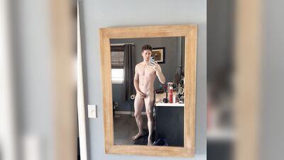 TheStepBrothers - Lil bro and Big bro kiss in a phone-mirror shot - 26 secs - free gay porn