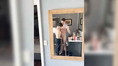 TheStepBrothers - Lil bro and Big bro kiss in a phone-mirror shot - 26 secs - free gay porn