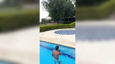 RFC - 1 parte Me encontro en la piscina y me invito a su cuarto - free gay porn