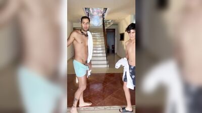 RFC - 1 parte Me encontro en la piscina y me invito a su cuarto - free gay porn