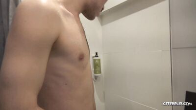 Citebeur - Martin - Two-handed jerk-off a young and gorgeous mega-dick - free gay porn