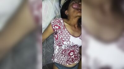 Latina de lentes sudando llena de leche en el cuerpo y la puchita