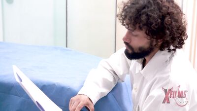 Morena tetona recibe tremendo creampie de doctor