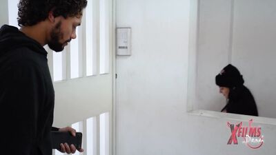 Novia sumisa acepta tener sexo con desconocida si es enviada como correspondencia