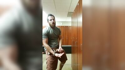 Men in Locker Rooms Gay Porn Video (124)