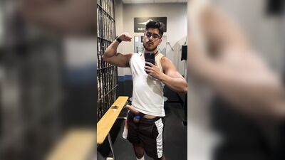 Men in Locker Rooms Gay Porn Video (15)