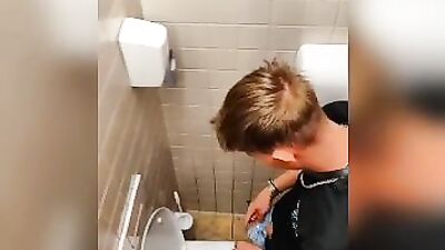 Men in Locker Rooms Gay Porn Video (125)