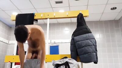 Men in Locker Rooms Gay Porn Video (146)