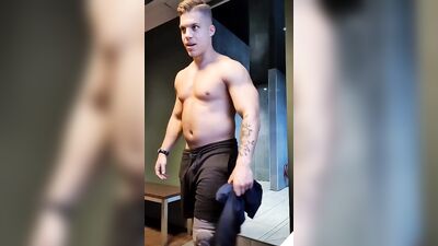 Men in Locker Rooms Gay Porn Video (107)