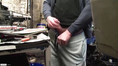 Triga - Mecano Viril Solo - Branlette Intense in the Workshop