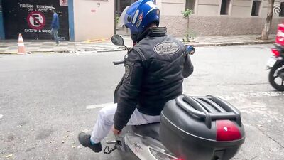 Entregas Proibidas - O Motoqueiro Sentou Sem Freio - free gay porn