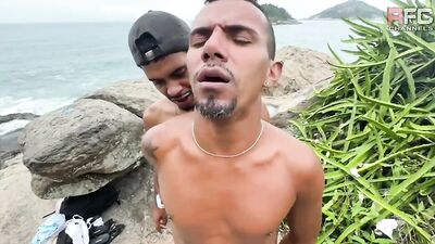 Amigos curtindo a vespera de Reveillon - free gay porn