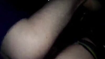 bonne bite dans le cul contre le capot - free gay porn
