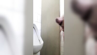 pauzudos trocam chupadas gostosas no banheiro - free gay porn