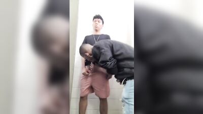 pauzudos trocam chupadas gostosas no banheiro - free gay porn