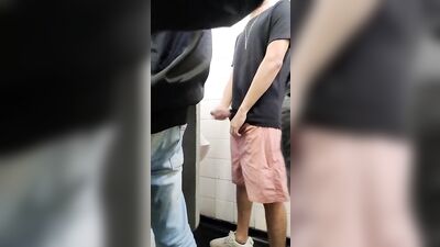 pauzudos trocam chupadas gostosas no banheiro - free gay porn