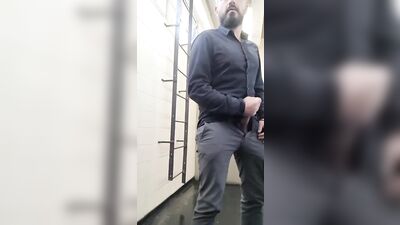 pauzudos trocam chupadas gostosas no banheiro - free gay porn