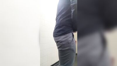 pauzudos trocam chupadas gostosas no banheiro - free gay porn