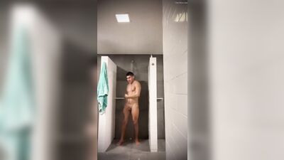 sucking cock in the gym shower - free gay porn