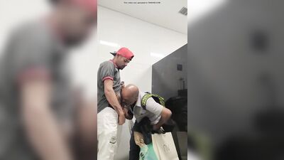safado goza na boca de coroa casado no banheiro - free gay porn