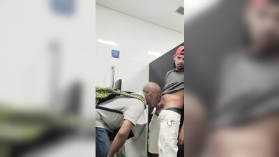 safado goza na boca de coroa casado no banheiro - free gay porn