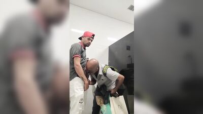 safado goza na boca de coroa casado no banheiro - free gay porn
