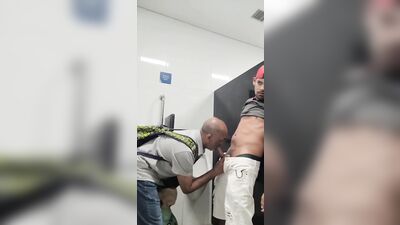 safado goza na boca de coroa casado no banheiro - free gay porn