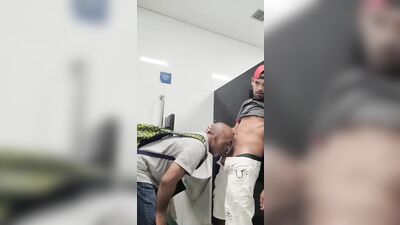 safado goza na boca de coroa casado no banheiro - free gay porn