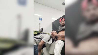 safado goza na boca de coroa casado no banheiro - free gay porn