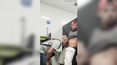 safado goza na boca de coroa casado no banheiro - free gay porn