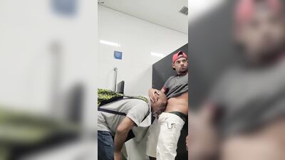 safado goza na boca de coroa casado no banheiro - free gay porn