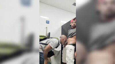 safado goza na boca de coroa casado no banheiro - free gay porn