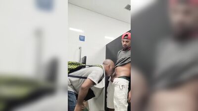safado goza na boca de coroa casado no banheiro - free gay porn