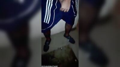 filmando o amigo batendo punheta e ainda brinca no pau dele - free gay porn