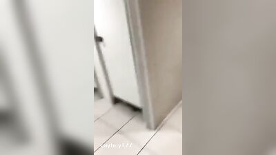 risky cruising in public toilet - free gay porn