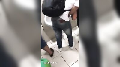risky cruising in public toilet - free gay porn