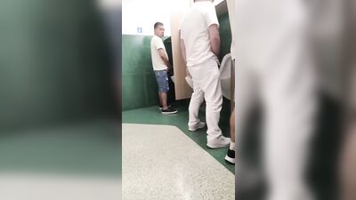 banheiro lotado de gostosos na pega o - free gay porn